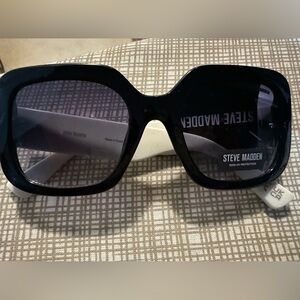 NWOT: Steve Madden Black and White Sunglasses